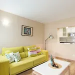公寓 Cozy Loft Near The *