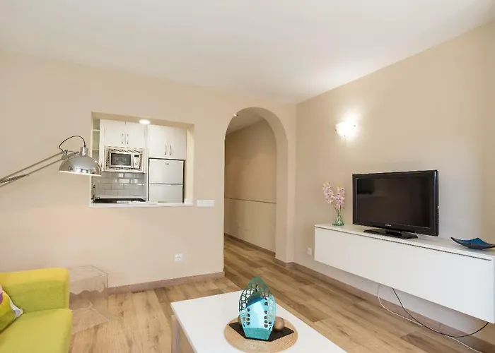 דירה Cozy Loft Near The